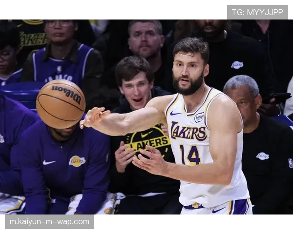 湖人詹姆斯28+10+12 里夫斯18+6助团队运转